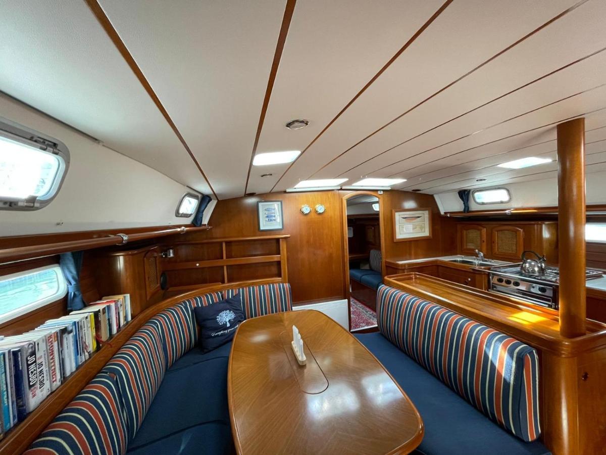 Beautiful And Comfortable Sailboat With Secure Parking Available Botel Barcelona