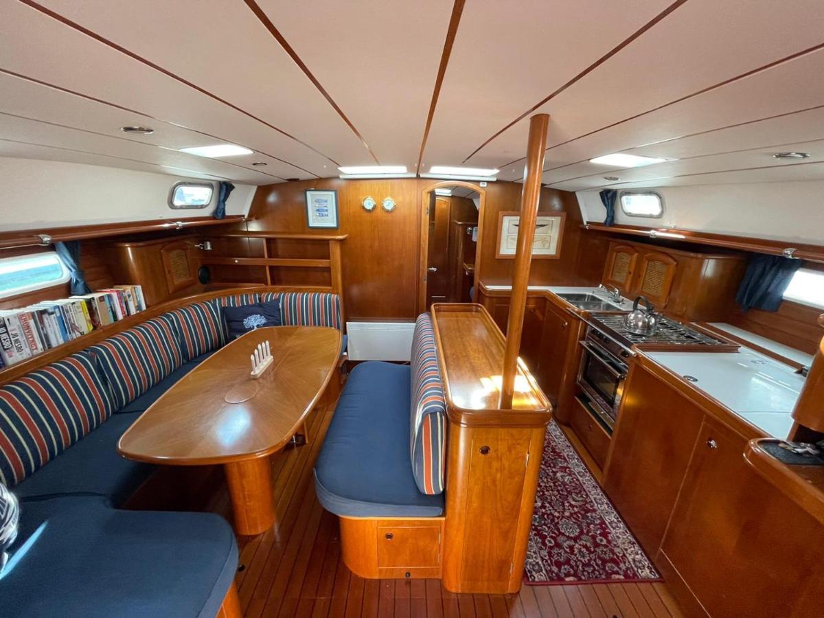 Beautiful And Comfortable Sailboat With Secure Parking Available Båter *