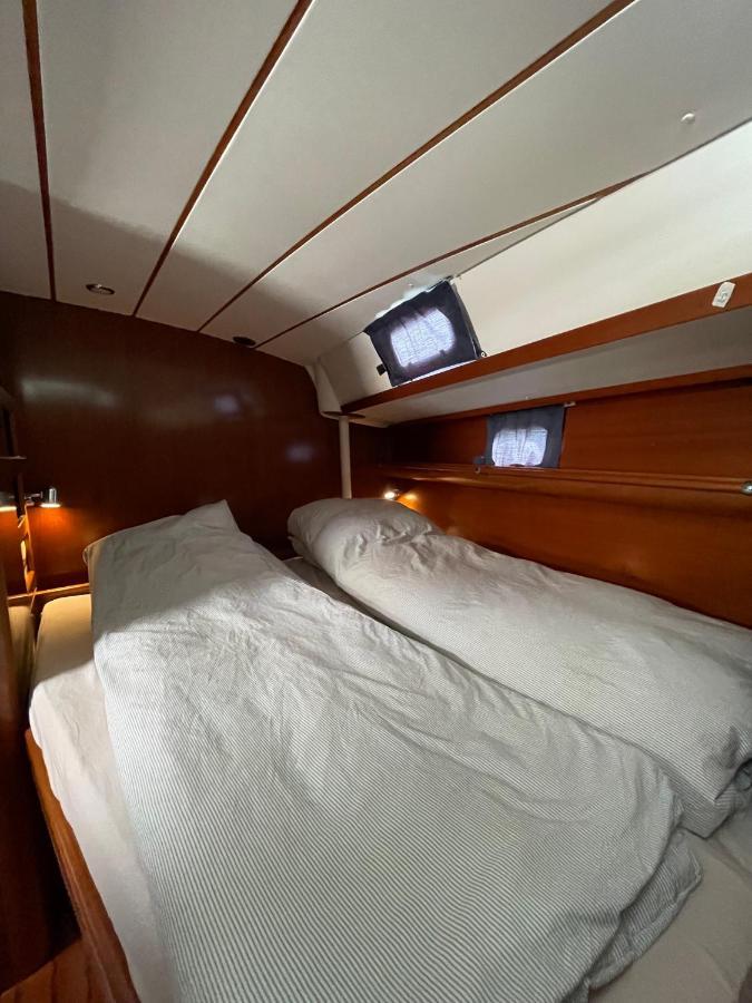 Beautiful And Comfortable Sailboat With Secure Parking Available Båter Barcelona