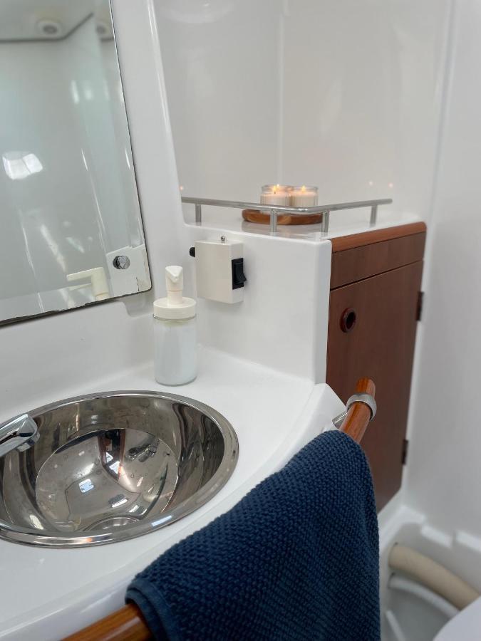 Beautiful And Comfortable Sailboat With Secure Parking Available Båter Barcelona